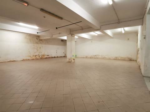 Loja com 373m2 para arrendamento, em plena Avª 1º de Maio