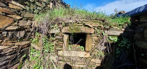 Moradia para venda, com quintal na freguesia de Sarzedas
