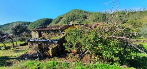 Moradia para venda, com quintal na freguesia de Sarzedas