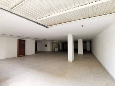 Armazém/Garagem com 412m2 para venda na Qtª das Violetas