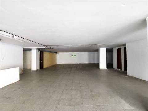 Armazém/Garagem com 412m2 para venda na Qtª das Violetas