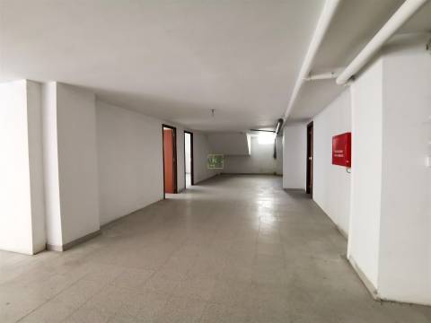 Armazém/Garagem com 412m2 para venda na Qtª das Violetas