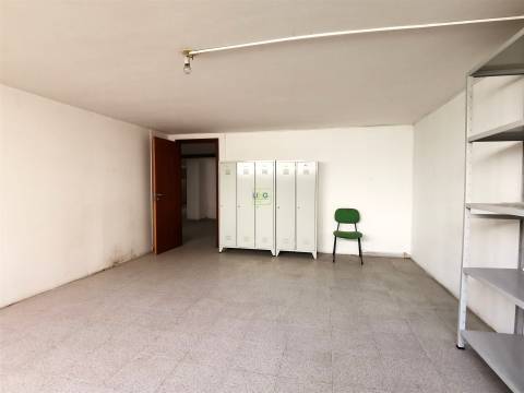 Armazém/Garagem com 412m2 para venda na Qtª das Violetas