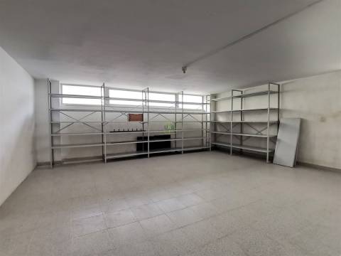 Armazém/Garagem com 412m2 para venda na Qtª das Violetas