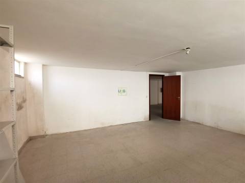 Armazém/Garagem com 412m2 para venda na Qtª das Violetas