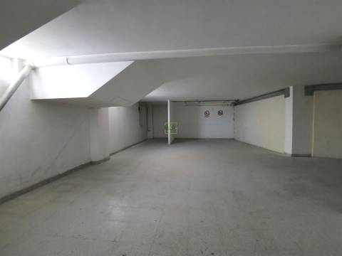 Armazém/Garagem com 412m2 para venda na Qtª das Violetas