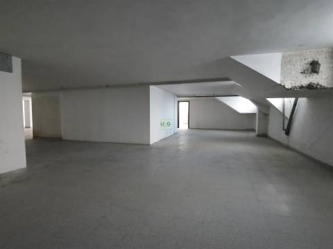 Armazém/Garagem com 412m2 para venda na Qtª das Violetas
