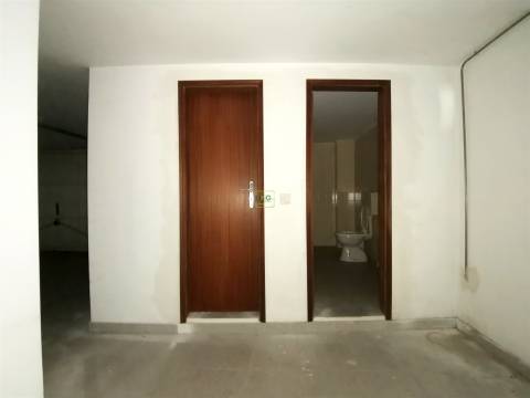 Armazém/Garagem com 412m2 para venda na Qtª das Violetas