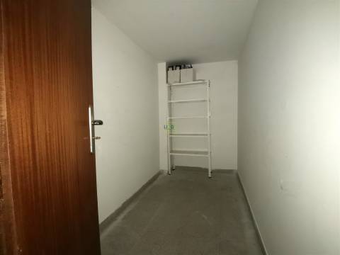 Armazém/Garagem com 412m2 para venda na Qtª das Violetas