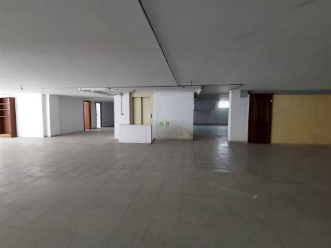 Armazém/Garagem com 412m2 para venda na Qtª das Violetas