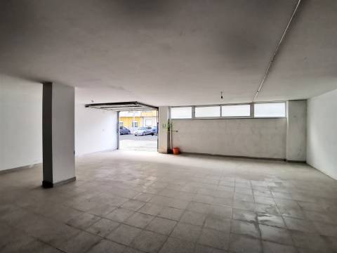 Armazém/Garagem com 412m2 para venda na Qtª das Violetas