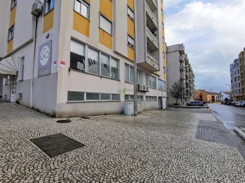 Armazém/Garagem com 412m2 para venda na Qtª das Violetas