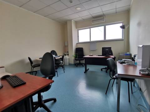 Loja com 285m2 na Qtª das Violetas, em Castelo Branco