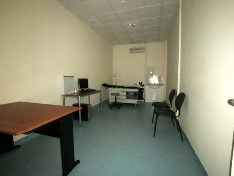 Loja com 285m2 na Qtª das Violetas, em Castelo Branco