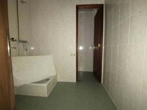 Loja com 285m2 na Qtª das Violetas, em Castelo Branco