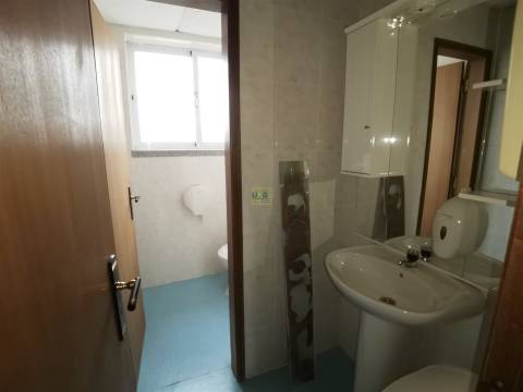 Loja com 285m2 na Qtª das Violetas, em Castelo Branco