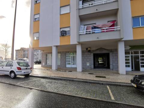 Loja com 285m2 na Qtª das Violetas, em Castelo Branco