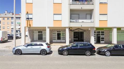 Clínica Equipada com 285 m² | 11 Gabinetes | Quinta das Violetas