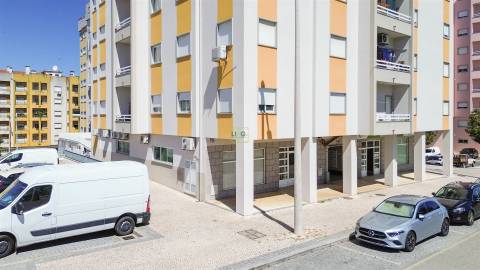 Clínica Equipada com 285 m² | 11 Gabinetes | Quinta das Violetas