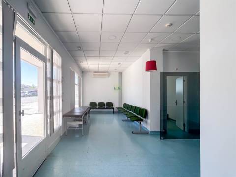 Clínica Equipada com 285 m² | 11 Gabinetes | Quinta das Violetas