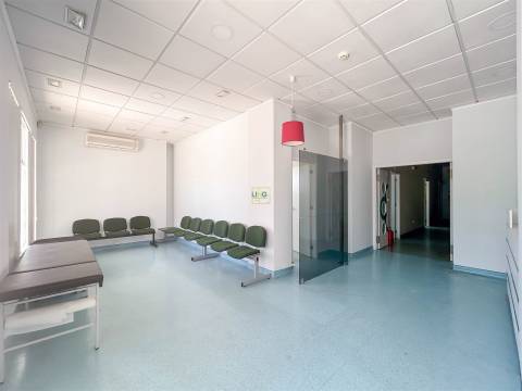 Clínica Equipada com 285 m² | 11 Gabinetes | Quinta das Violetas