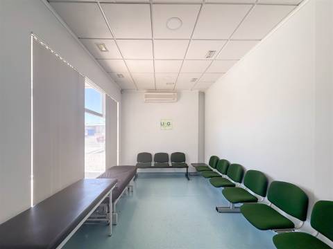 Clínica Equipada com 285 m² | 11 Gabinetes | Quinta das Violetas