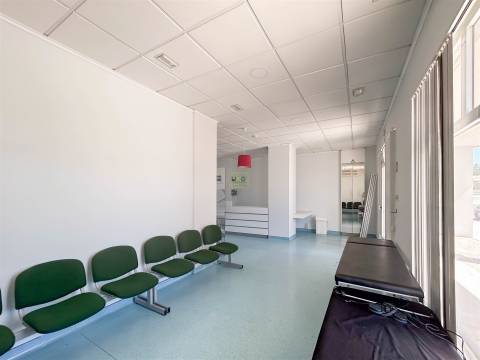 Clínica Equipada com 285 m² | 11 Gabinetes | Quinta das Violetas