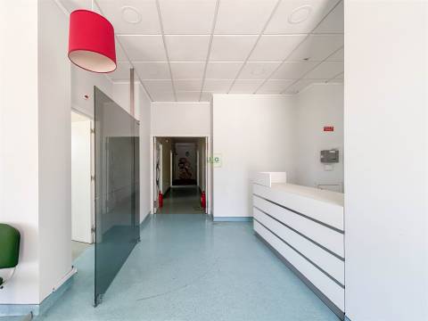 Clínica Equipada com 285 m² | 11 Gabinetes | Quinta das Violetas
