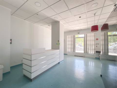 Clínica Equipada com 285 m² | 11 Gabinetes | Quinta das Violetas