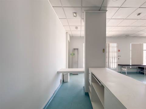 Clínica Equipada com 285 m² | 11 Gabinetes | Quinta das Violetas