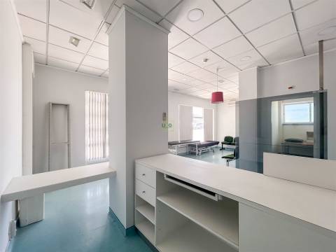 Clínica Equipada com 285 m² | 11 Gabinetes | Quinta das Violetas