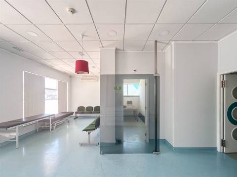 Clínica Equipada com 285 m² | 11 Gabinetes | Quinta das Violetas