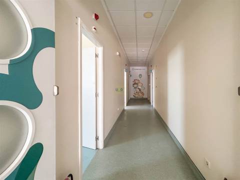 Clínica Equipada com 285 m² | 11 Gabinetes | Quinta das Violetas