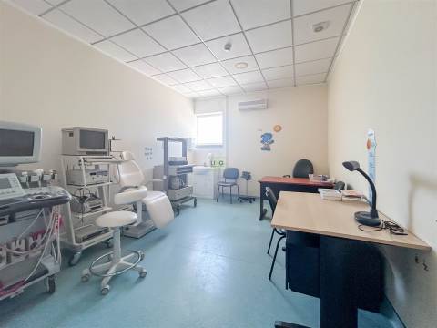 Clínica Equipada com 285 m² | 11 Gabinetes | Quinta das Violetas