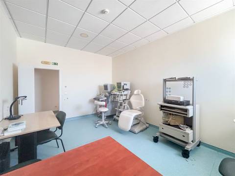 Clínica Equipada com 285 m² | 11 Gabinetes | Quinta das Violetas