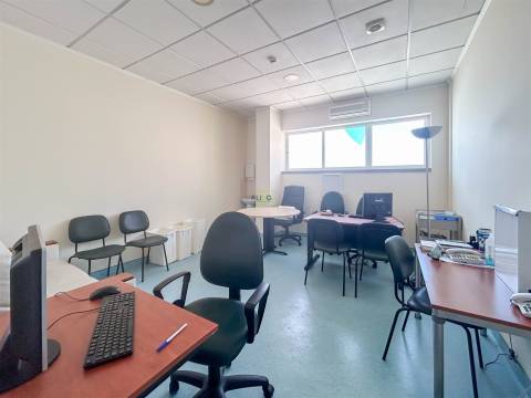 Clínica Equipada com 285 m² | 11 Gabinetes | Quinta das Violetas