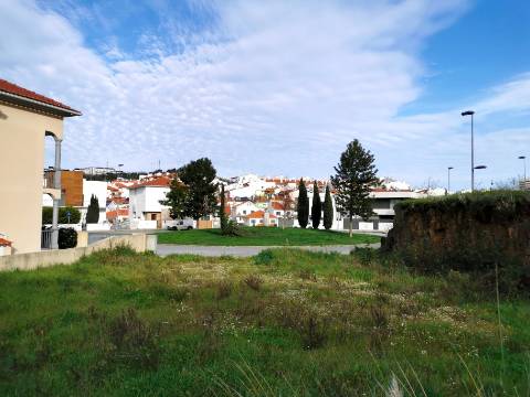 Lote de terreno com 360m2 para construção de Moradia Isolada no Granja Park