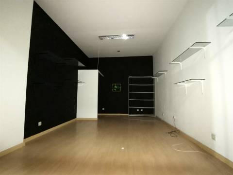Loja com 30m2 no Centro Comercial S. Tiago