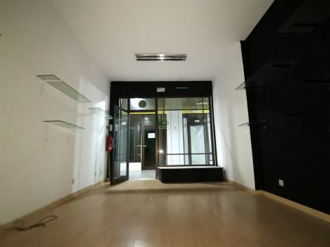 Loja com 30m2 no Centro Comercial S. Tiago