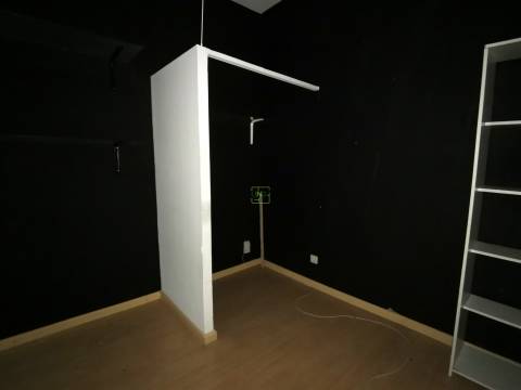 Loja com 30m2 no Centro Comercial S. Tiago