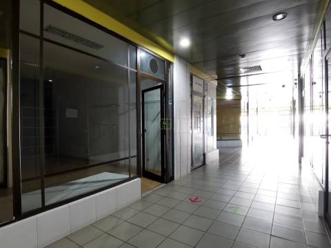 Loja com 30m2 no Centro Comercial S. Tiago