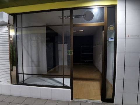 Loja com 30m2 no Centro Comercial S. Tiago