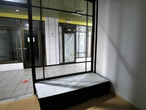 Loja com 30m2 no Centro Comercial S. Tiago