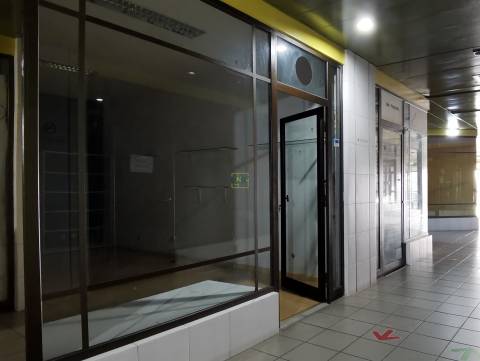 Loja com 30m2 no Centro Comercial S. Tiago