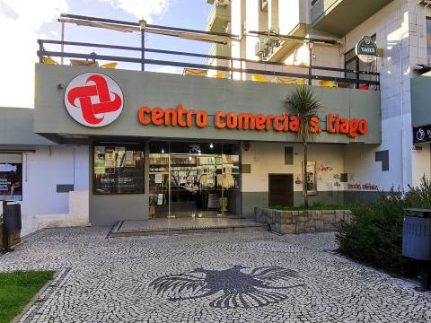 Loja com 30m2 no Centro Comercial S. Tiago