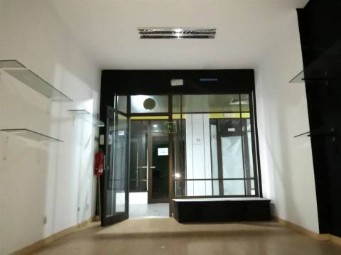 Loja com 30m2 no Centro Comercial S. Tiago