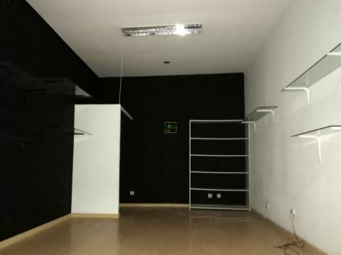 Loja com 30m2 no Centro Comercial S. Tiago
