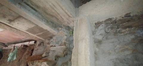 Moradia em reconstrução com jardim