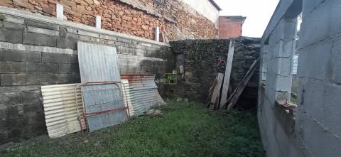 Moradia em reconstrução com jardim