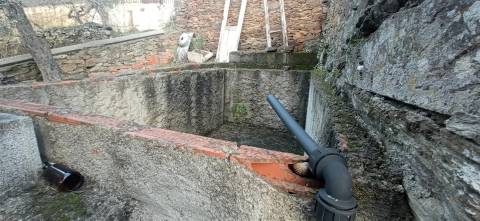 Moradia em reconstrução com jardim